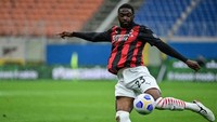 Terakhir, bek tengah AC Milan yakni Fikayo Tomori mencuri perhatian sepanjang musim ini dengan bermain gemilang. Andai MU bisa menawarnya, mungkin Tomori mau pulang kampung ke Inggris lagi (AFP)