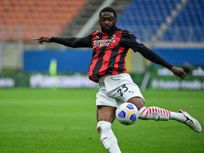 AC Milans English defender Fikayo Tomori kicks the ball during the Italian Serie A football match AC Milan vs Sassuolo on April 21, 2021 at the San Siro stadium in Milan. (Photo by MIGUEL MEDINA / AFP)