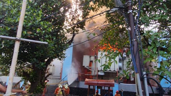 Penampakan Kobaran Api di Gardu PLN Kebon Jeruk yang Terbakar