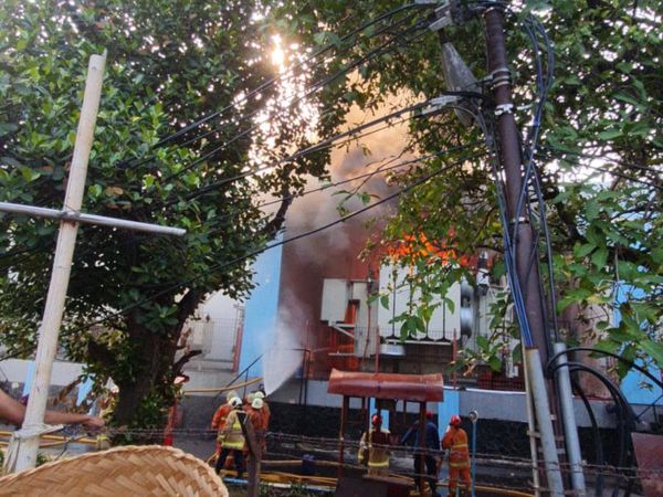 Penampakan Kobaran Api di Gardu PLN Kebon Jeruk yang Terbakar