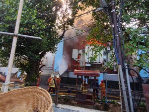 Penampakan Gardu PLN di Kebon Jeruk Terbakar Penampakan Gardu PLN di Kebon Jeruk Terbakar