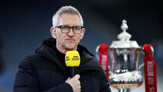 LEICESTER, ENGLAND - MARCH 21: Gary Lineker, BBC Sport TV Pundit looks on whilst standing next to the FA Cup trophy prior to the Emirates FA Cup Quarter Final  match between Leicester City and Manchester United at The King Power Stadium on March 21, 2021 in Leicester, England. Sporting stadiums around the UK remain under strict restrictions due to the Coronavirus Pandemic as Government social distancing laws prohibit fans inside venues resulting in games being played behind closed doors.  (Photo by Alex Pantling/Getty Images)