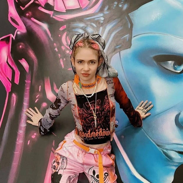 Gaya fashion nyentrik ala Grimes, mantan kekasih Elon Musk/Foto: instagram.com/grimes gaya fashion Grimes