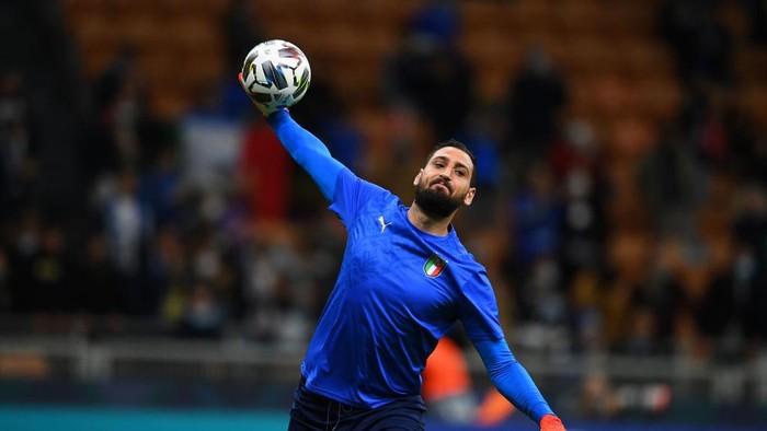 MILAN, ITALY - OCTOBER 06: Gianluigi Donnarumma of Italy warms up ahead before the UEFA Nations League 2021 Semi-final match between Italy and Spain at Giuseppe Meazza Stadium on October 06, 2021 in Milan, Italy. (Photo by Claudio Villa/Getty Images)