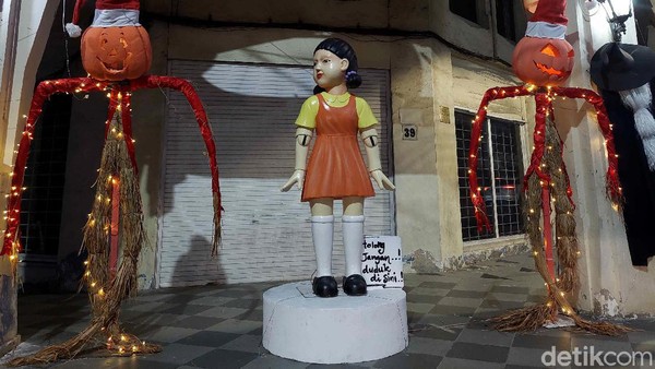 Boneka di Squid Game ini dalam permainan lampu merah, lambu hijau ini mwngucapakan Mugunghwa kochi pieotsumnida, artinya Bunga Mugunghwa telah bermekaran. Jika lampu hijau peserta bisa lari menuji garis finish, jika sudah lampu merah tetapi peserta bergerak maka akan ditembak dan mati. Kemudian jumlah orang yang mati itu akan menambah nominal untuk pemenang yang berhasil menyelesaikan permainan ke-6 terakhir. Boneka di Squid Game ini dalam permainan lampu merah, lambu hijau ini mwngucapakan Mugunghwa kochi pieotsumnida, artinya Bunga Mugunghwa telah bermekaran. Jika lampu hijau peserta bisa lari menuji garis finish, jika sudah lampu merah tetapi peserta bergerak maka akan ditembak dan mati. Kemudian jumlah orang yang mati itu akan menambah nominal untuk pemenang yang berhasil menyelesaikan permainan ke-6 terakhir.