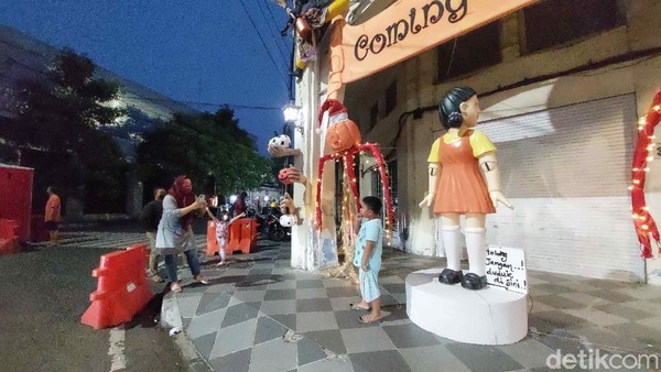 Boneka berambut pendek, rambutnya diikat dua bagian bawah dan memakai baju oranye ini terlihat menyeramkan dalam serial Squid Game. Rupanya, bagi yang sudah menonton juga merasakannya saat boneka Squid Game ada di Jalan Tunjungan. Boneka berambut pendek, rambutnya diikat dua bagian bawah dan memakai baju oranye ini terlihat menyeramkan dalam serial Squid Game. Rupanya, bagi yang sudah menonton juga merasakannya saat boneka Squid Game ada di Jalan Tunjungan.