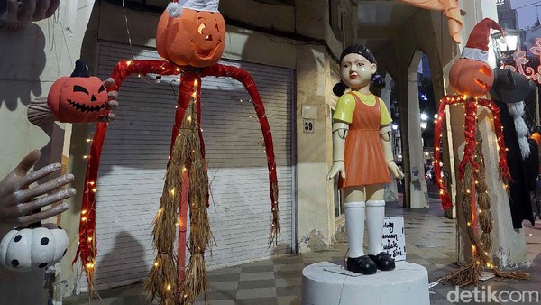 Kota Surabaya serasa ada permainan Squid Game. Bagaimana tidak, boneka yang ada di serial Squid Game episode pertama ini ada di kawasan pertokoan Jalan Tunjungan dekat Jalan Genteng. Kota Surabaya serasa ada permainan Squid Game. Bagaimana tidak, boneka yang ada di serial Squid Game episode pertama ini ada di kawasan pertokoan Jalan Tunjungan dekat Jalan Genteng.