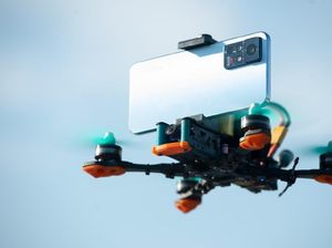 Ketika Puluhan Smartphone Terbang di Atas Aurora Yogyakarta Ketika Puluhan Smartphone Terbang di Atas Aurora Yogyakarta