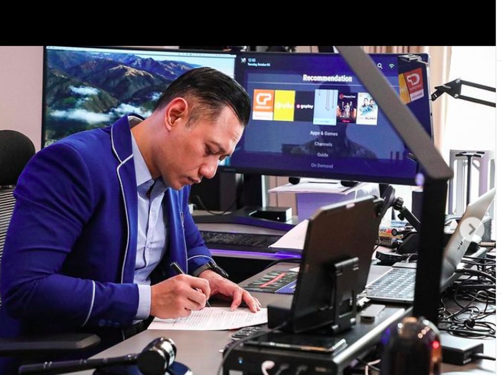 Komentar Netizen Soal Meja Kerja AHY yang Penuh Gadget Komentar Netizen Soal Meja Kerja AHY yang Penuh Gadget