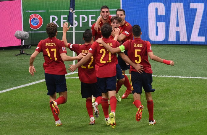 MILAN, ITALY - OCTOBER 06: Ferran Torres of Spain celebrates with team mates after scoring their sides second goal during the UEFA Nations League 2021 Semi-final match between Italy and Spain at San Siro Stadium on October 06, 2021 in Milan, Italy. (Photo by Marco Bertorello - Pool/Getty Images)