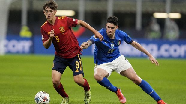 Spain's Gavi, left, and Italy's Alessandro Bastoni vie for the ball during the UEFA Nations League semifinal soccer match between Italy and Spain at the San Siro stadium, in Milan, Italy, Wednesday, Oct. 6, 2021. (AP Photo/Antonio Calanni)