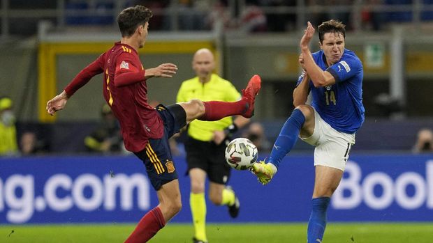 Italy's Federico Chiesa, right, and Spain's Pau Torres vie for the ball during the UEFA Nations League semifinal soccer match between Italy and Spain at the San Siro stadium, in Milan, Italy, Wednesday, Oct. 6, 2021. (AP Photo/Antonio Calanni)