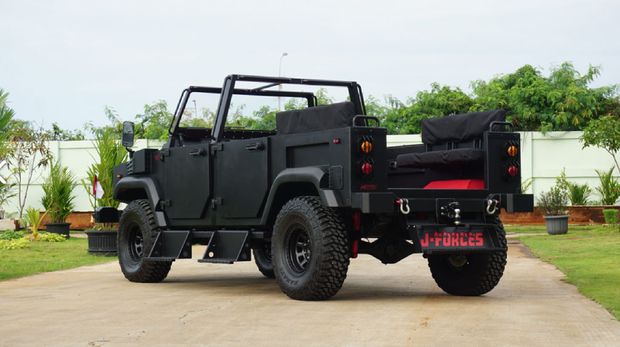 J-Force ILSV Defile Vehicle merupakan kendaraan taktis buatan Indonesia.