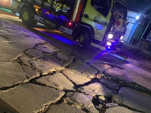 Tolong! Jl Raya Perancis di Tangerang Rusak Parah
