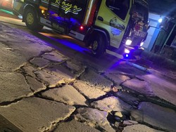 Tolong! Jl Raya Perancis di Tangerang Rusak Parah