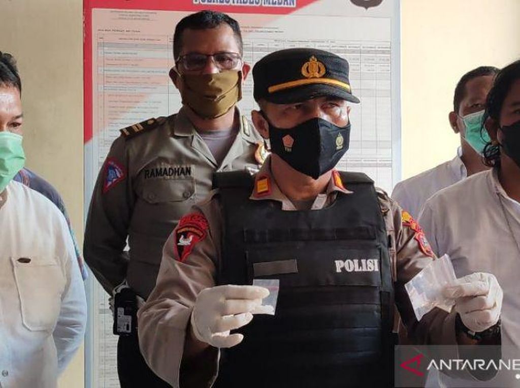Polisi Dilempari Batu Saat Gerebek Kampung Narkoba di Deli Serdang Polisi Dilempari Batu Saat Gerebek Kampung Narkoba di Deli Serdang