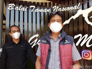 Pendaki Viral Panjat Tugu Puncak Merbabu, BTNGMb: Bisa Rusak Aset Negara Pendaki Viral Panjat Tugu Puncak Merbabu, BTNGMb: Bisa Rusak Aset Negara