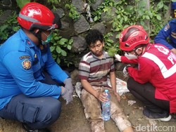 Mobil Boks Tabrak Tiang Listrik di Kota Malang, Pengemudi Sembunyi ke Sungai