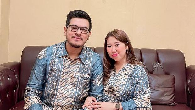 Hubungan asmara Kiky Saputri dan Agus Priyono dikabarkan kandas di tengah jalan. Yuk tengok kemesraan mereka!