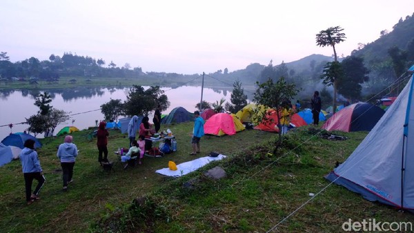 Tapi jangan kaget. Di lokasi ini sinyal Hp tidak ada sama sekali. Sehingga bagi yang berkemah, lebih bisa mengakrabkan diri karena tidak disibukkan bersosial media, tapi bersosial sesama yang kemah. Jadi tempat ini menjadi tempat yang sangat tepat ‘melarikan’ diir sejenak dari keriuhan medsos atau pekerjaan. (Andi Saputra/detikTravel) Tapi jangan kaget. Di lokasi ini sinyal Hp tidak ada sama sekali. Sehingga bagi yang berkemah, lebih bisa mengakrabkan diri karena tidak disibukkan bersosial media, tapi bersosial sesama yang kemah. Jadi tempat ini menjadi tempat yang sangat tepat ‘melarikan’ diir sejenak dari keriuhan medsos atau pekerjaan. (Andi Saputra/detikTravel)