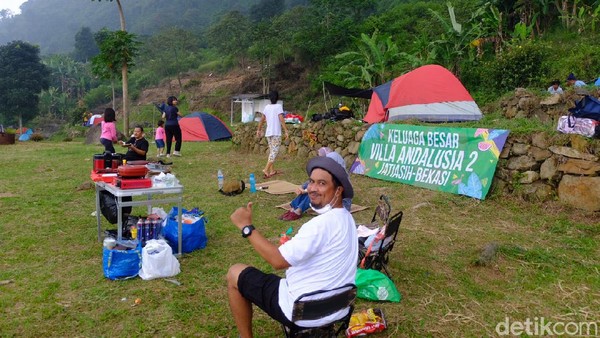 Bagi yang tidak membawa tenda, pengelola setempat menyewakan tenda dengan tarif Rp 150 ribu/malam dengan tergantung besaran tenda. Di lokasi juga ada kolam renang dan tempat MCK. Di kawasan ini juga ada warung yang buka 24 jam sehingga tidak perlu khawatir untuk urusan perut. (Andi Saputra/detikTravel) Bagi yang tidak membawa tenda, pengelola setempat menyewakan tenda dengan tarif Rp 150 ribu/malam dengan tergantung besaran tenda. Di lokasi juga ada kolam renang dan tempat MCK. Di kawasan ini juga ada warung yang buka 24 jam sehingga tidak perlu khawatir untuk urusan perut. (Andi Saputra/detikTravel)