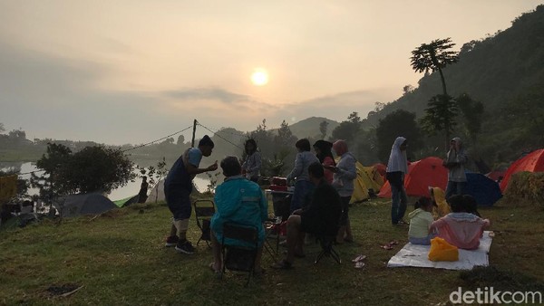 Adapun harga tiket masuk Rp 20.000 dan anak-anak gratis. Kemudian parkir motor Rp 5.000, parkir mobil Rp 10.000. Untuk berkemah/per tenda Rp 10.000. (Andi Saputra/detikTravel) Adapun harga tiket masuk Rp 20.000 dan anak-anak gratis. Kemudian parkir motor Rp 5.000, parkir mobil Rp 10.000. Untuk berkemah/per tenda Rp 10.000. (Andi Saputra/detikTravel)