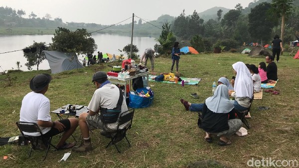 Kemping di sini sangatlah spesial. Sebabnya, bagai berkemah di atas air. Sebab, area wisata ini dikelilingi oleh danau atau situ. Untuk tempat perkemahan dibuka selama 24 ja (Andi Saputra/detikTravel) Kemping di sini sangatlah spesial. Sebabnya, bagai berkemah di atas air. Sebab, area wisata ini dikelilingi oleh danau atau situ. Untuk tempat perkemahan dibuka selama 24 ja (Andi Saputra/detikTravel)