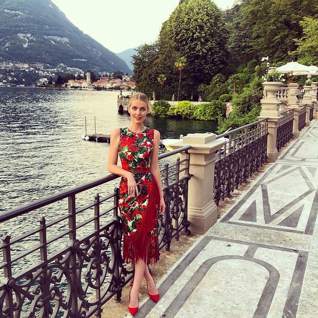 Kitty Spencer Tampil Memesona dengan Floral Dress Nuansa Warna Merah