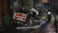 Potret Jalanan Prancis Dipenuhi Sampah, Ada Apa?