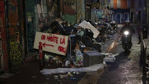 Potret Jalanan Prancis Dipenuhi Sampah, Ada Apa?