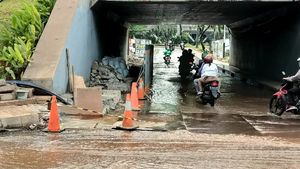 Penampakan Pipa Bocor Bikin Genangan Air di Jl Sudirman