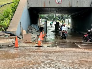 Penampakan Pipa Bocor Bikin Genangan Air di Jl Sudirman Penampakan Pipa Bocor Bikin Genangan Air di Jl Sudirman