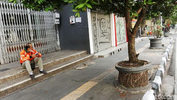 Duh... Pot Tanaman di Jalan Dewi Sartika Bandung Dibiarkan Rusak