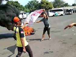 Tuntut Travel Gelap Ditindak, Sopir Elf Cianjur Bakar Ban-Mogok Operasi Lagi