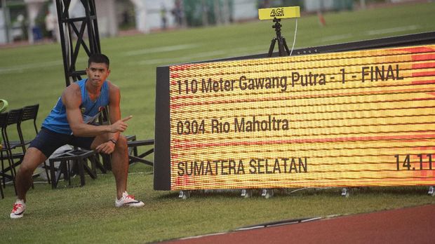 Pelari Sumatera Selatan Rio Maholtra berselebrasi usai menang dalam final nomor lari 110 meter gawang putra cabang atletik PON Papua di Stadion Atletik Mimika Sport Center, Kabupaten Mimika, Papua, Selasa (5/10/2021). Rio meraih medali emas, sementara pelari Riau Hirzan Rahmadon meraih medali perak dan pelari Jawa Timur Ghanes Bagus Pandega meraih medali perunggu. ANTARA FOTO/Aditya Pradana Putra/tom.