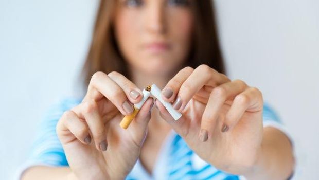 Menghindari merokok agar kesehatan ginjal terjaga.