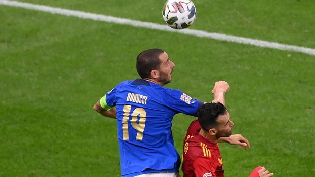 Soccer Football - UEFA Nations League - Semi Final - Italy v Spain - San Siro, Milan, Italy - October 6, 2021 Italy's Leonardo Bonucci fouls Spain's Sergio Busquets and is shown a red card by referee Sergey Karasev Pool via REUTERS/Marco Bertorello