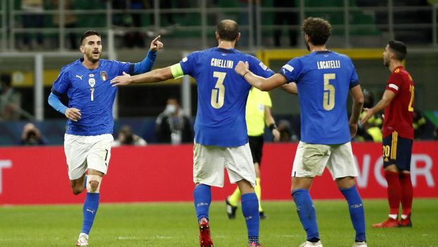 Soccer Football - UEFA Nations League - Semi Final - Italy v Spain - San Siro, Milan, Italy - October 6, 2021 Italy's Lorenzo Pellegrini celebrates scoring their first goal with Giorgio Chiellini and Manuel Locatelli REUTERS/Alessandro Garofalo
