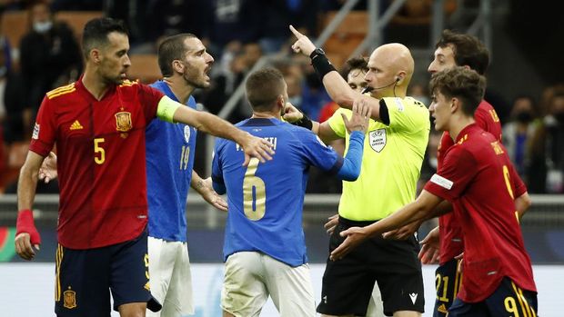 Soccer Football - UEFA Nations League - Semi Final - Italy v Spain - San Siro, Milan, Italy - October 6, 2021 Italy's Leonardo Bonucci reacts before being shown a yellow card by referee Sergey Karasev REUTERS/Alessandro Garofalo