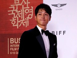 Song Joong Ki Bawa Bunga ke Wisuda Adik, Postingan Kakaknya Obati Kangen Fans