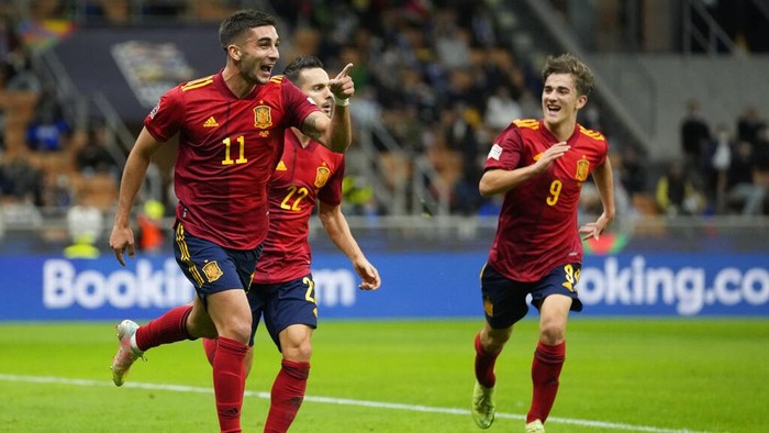 Spanyol berhasil menumbangkan Italia di semifinal UEFA Nations League. La Furia Roja menang 2-1 lewat brace Ferran Torres.