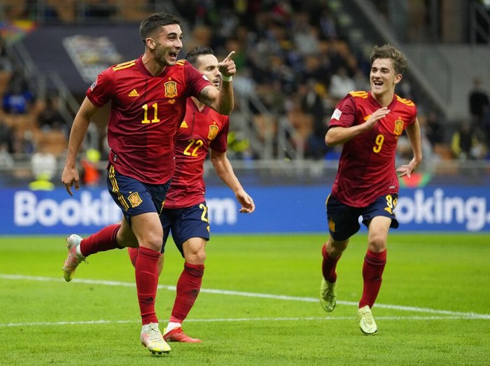 Spanyol berhasil menumbangkan Italia di semifinal UEFA Nations League. La Furia Roja menang 2-1 lewat brace Ferran Torres.