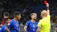 Italia bernasib sial di menit ke-42 karena Bonucci diganjar kartu kuning kedua akibat sikutnya mengenai muka Sergio Busquets dalam duel udara. AP Photo/Antonio Calanni.