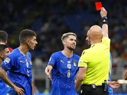 Italia bernasib sial di menit ke-42 karena Bonucci diganjar kartu kuning kedua akibat sikutnya mengenai muka Sergio Busquets dalam duel udara. AP Photo/Antonio Calanni.