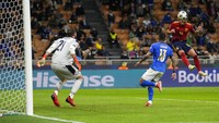 Italia kebobolan lagi di injury time babak pertama. Oyarzabal kembali mengirim umpan silang dan bola disambut dengan sundulan Ferran Torres untuk membawa Spanyol unggul 2-0 sampai turun minum. AP Photo/Antonio Calanni. 