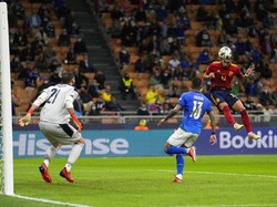 Italia kebobolan lagi di injury time babak pertama. Oyarzabal kembali mengirim umpan silang dan bola disambut dengan sundulan Ferran Torres untuk membawa Spanyol unggul 2-0 sampai turun minum. AP Photo/Antonio Calanni. 