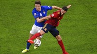 Meski tertinggal dua gol di babak pertama, Italia sebetulnya tak putus asa di babak kedua. Dalam situasi 10 lawan 11, Gli Azzurri tetap berusaha mengimbangi permainan Spanyol. Marco Bertorello/Pool via AP.