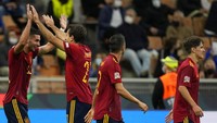 Spanyol sukses melaju ke final dengan kemenangan 2-1, sementara catatan tak terkalahkan Italia terhenti di San Siro. AP Photo/Antonio Calanni.
