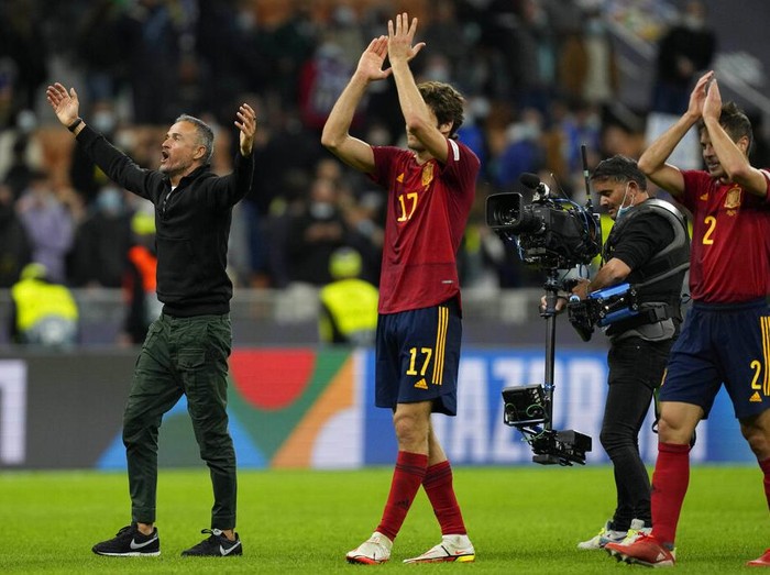 Spanyol berhasil menumbangkan Italia di semifinal UEFA Nations League. La Furia Roja menang 2-1 lewat brace Ferran Torres.