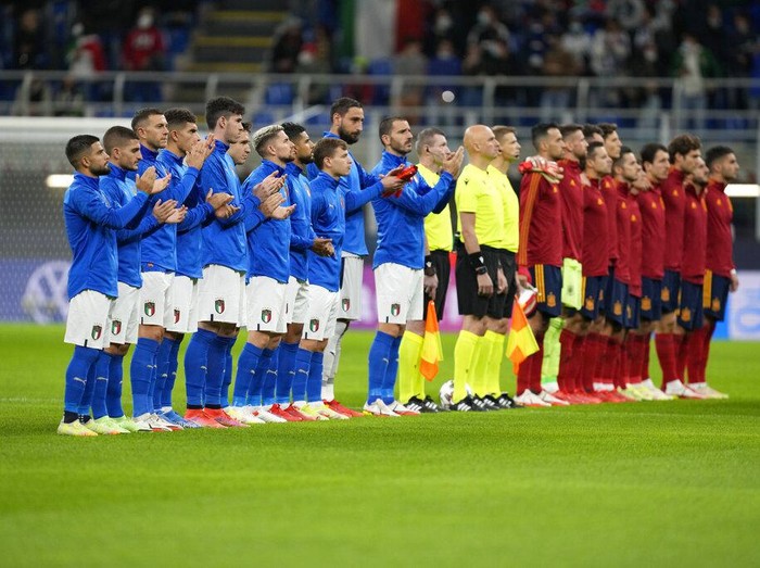 Spanyol berhasil menumbangkan Italia di semifinal UEFA Nations League. La Furia Roja menang 2-1 lewat brace Ferran Torres.